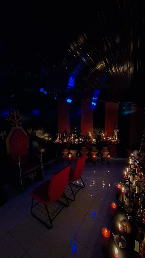 Interno dello studio spirituale a lume di candela
